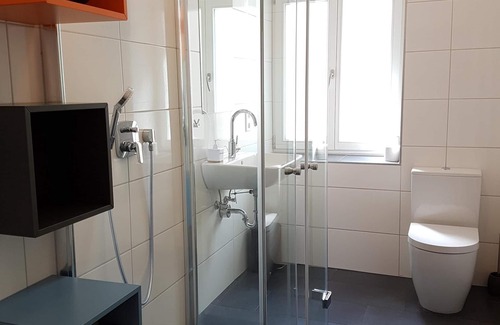 Mitte Apartment | Soundproof windows, 1 min. to the subway, 2 stops to the center, 3 blocks.