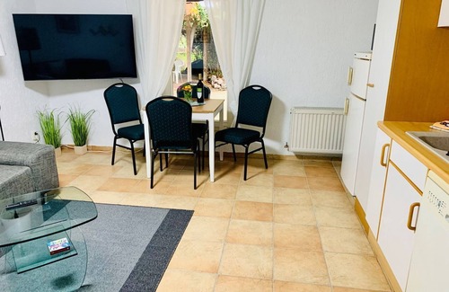 Gehlsdorf Apartment | Souterrain Apartment - Erdgeschoss - Einfaches Souterrain Monteur-apartment mit Sauna + Garten