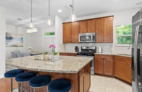 South Manchaca House | South Austin Home with a Pool