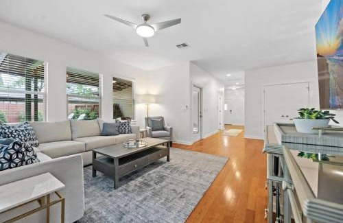 South Manchaca House | South Austin Home with a Pool