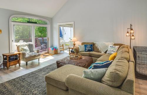 Seneca House | South Carolina Retreat with Fireplace and Lake Access!
