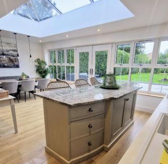 New Forest District House | South Coast New Forest Holiday Home-4 Bed-Sleeps 8-Spacious-Parking-EV Dock-Large Garden-Playground-Great for Families-Groups-Professionals