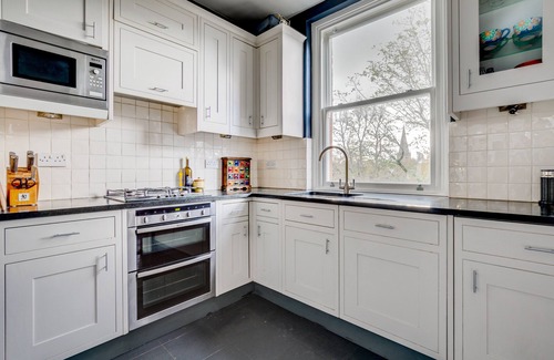 South Kensington Apartment | South Kensington 2 bedroom penthouse with lush roof top garden