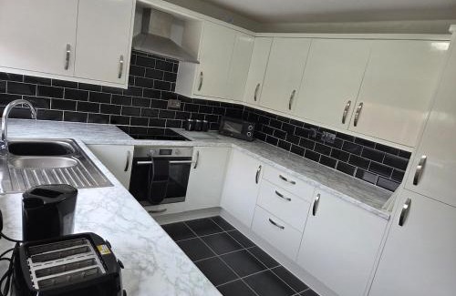 Halewood House | South Liverpool Cozy Home