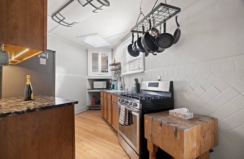 Passyunk Square House | South Philly, Roof Deck, Pool Table, Sleeps up to 7