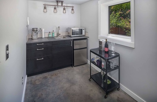 Richmond Apartment | Southeast Portland Retreat - Private Entrance - Walkable to Restaurants & Bars - 5 Min to Downtown