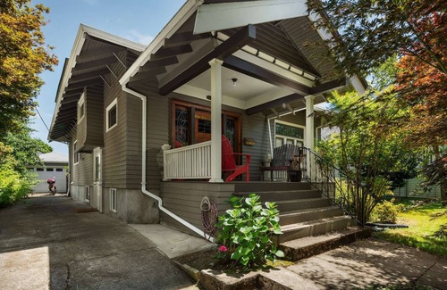 Richmond Apartment | Southeast Portland Retreat - Private Entrance - Walkable to Restaurants & Bars - 5 Min to Downtown