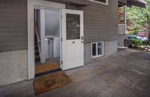 Richmond Apartment | Southeast Portland Retreat - Private Entrance - Walkable to Restaurants & Bars - 5 Min to Downtown