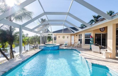 Marco Island House | Southend quite area - large pool, spa, kayaks, paddle-boards, bikes pretty dock