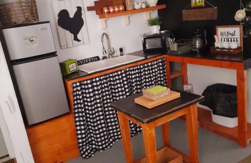 Inman House | Southern cabin, bunkhouse, pet friendly close to town yet completely secluded!