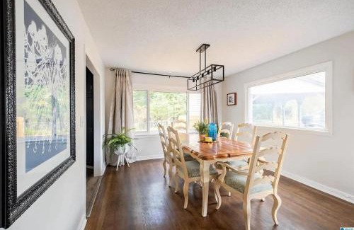 New Castle House | Southern Charm l 5BR l Sleeps 14 l A Location