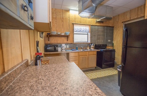 Murfreesboro Cabin | Southern Comfort Cabin- minutes from the river and the lake!