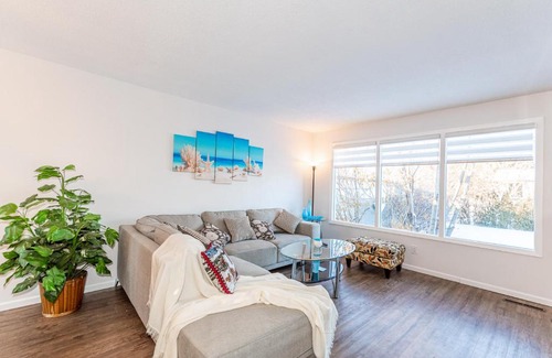 Southwest Edmonton House | Southgate 5 Bedroom Vacation Home with Double Garage