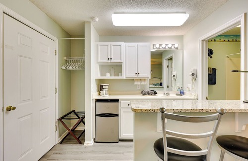 St. James Condo | Southport Fall Getaway | Condo w/Deck + Pool