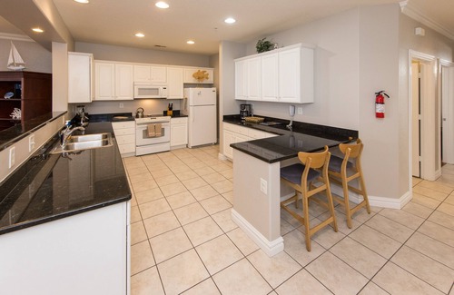 Sandbridge Condo | Southside condo with ocean view, easy beach access, fast WiFi & on-site pool/gym