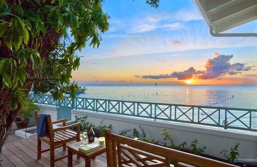 Gibbs Bay House | Southwinds Beach House is a three bedroom beach front property