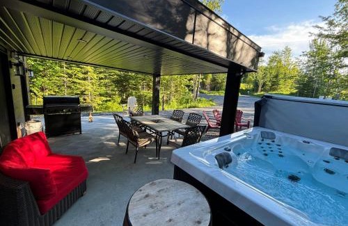 Adstock House | Spa - Chalet Sur Les Sentiers du Pic-Bois