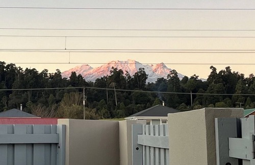 Ohakune Ski Chalet | Spa, mountain views and a gas fireplace