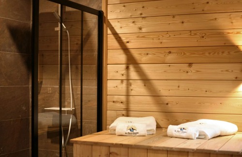 Raon-l'Etape Apartment | spa room