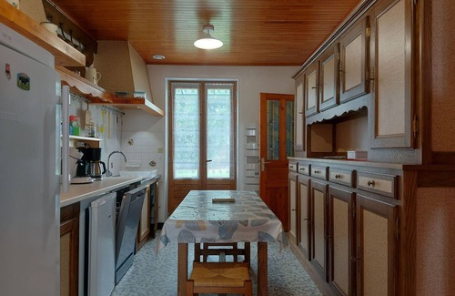 La Bazoche-Gouet Cottage | Spacieuse Maison Familiale: Jardin Clos, 9 Pers, Bébé, BBQ & Proximité Commerces