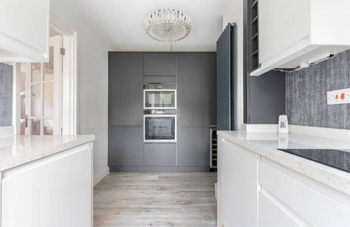 London Borough of Bromley Apartment | Spacious 1 bed apartment with parking & balcony!