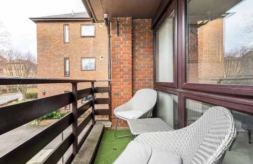 London Borough of Bromley Apartment | Spacious 1 bed apartment with parking & balcony!
