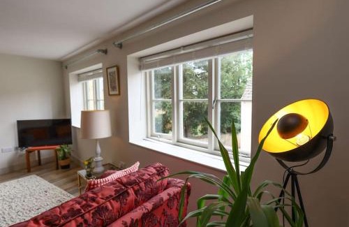 Charlbury Apartment | Spacious 1-bed apartment with super king or twin in central Charlbury, Cotswolds