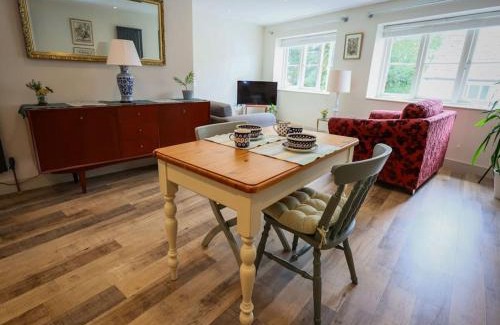 Charlbury Apartment | Spacious 1-bed apartment with super king or twin in central Charlbury, Cotswolds