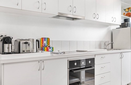 Wooloowin Apartment | Spacious 1-Bed Unit with Outdoor Patio Dining