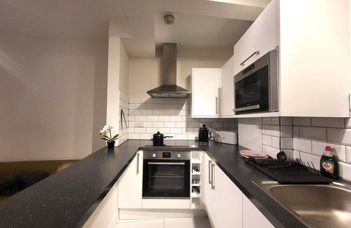 Turnham Green Apartment | Spacious 1 Bedroom Apartment in Chiswick