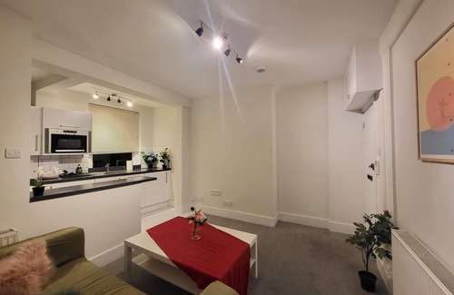 Turnham Green Apartment | Spacious 1 Bedroom Apartment in Chiswick