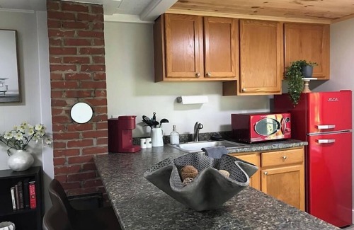 Edgecomb Cottage | Spacious 1 Bedroom Cottage Close to Everything 3