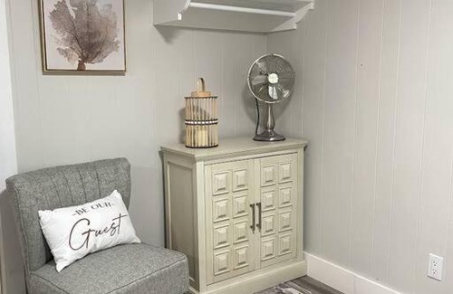 Edgecomb House | Spacious 1 Bedroom Cottage Close to Everything 3