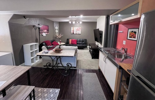 Newlands House | Spacious 1-bedroom near downtown Boulder, Hiking Trails, and CU Campus.