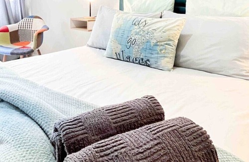 Walmer House | Spacious 1 bedroom unit with a private entrance and carport parking spaces
