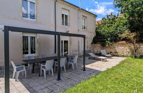 Mecrin Cottage | Spacious 10-Person Retreat with Garden, Terrace, and Modern Amenities in Scenic Mécrin