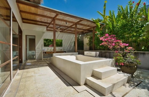 Laksmana Villa | Spacious 10BR Luxury Villa Located In Eat St, Seminyak! 7Min Walk To The Beach!