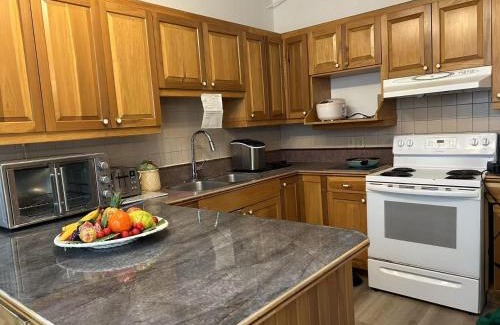 Richmond Hill Villa | Spacious 17 Guest Stay Yonge St Richmond Hill Prime Location