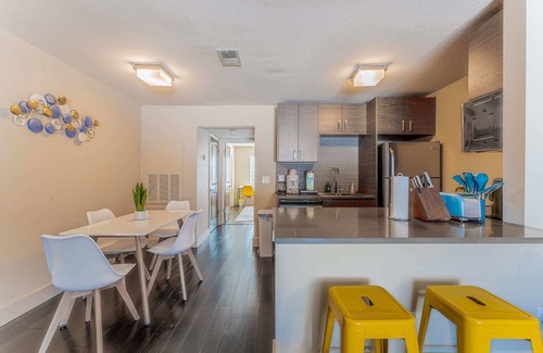 Riverside Apartment | Spacious 1BR close to Downtown w fast wifi