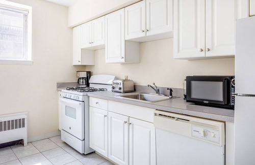 North Brookline Apartment | Spacious 1BR steps from Cooldige Corner in Brookline, by Blueground
