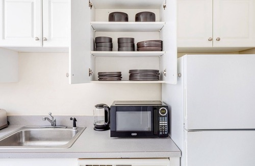 North Brookline Apartment | Spacious 1BR steps from Cooldige Corner in Brookline, by Blueground