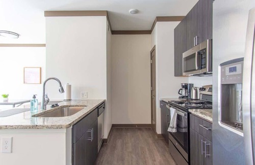 Middletown Apartment | Spacious 1BR Suite | Pool, Parking + Gym B