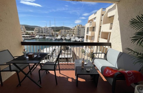 La Faviere Apartment | SPACIOUS 2 BEDROOM APARTMENT, PORT VIEW
