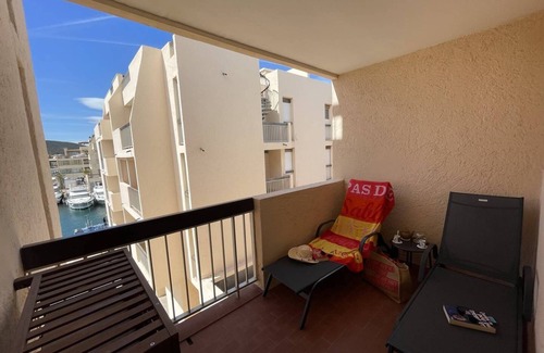 La Faviere Apartment | SPACIOUS 2 BEDROOM APARTMENT, PORT VIEW