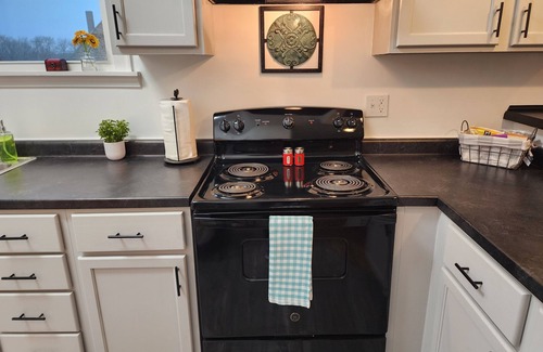 Topeka Apartment | Spacious 2 BDR Downtown Apt, Pet Friendly, Lg Kitchen, 2 Blks From State Capitol