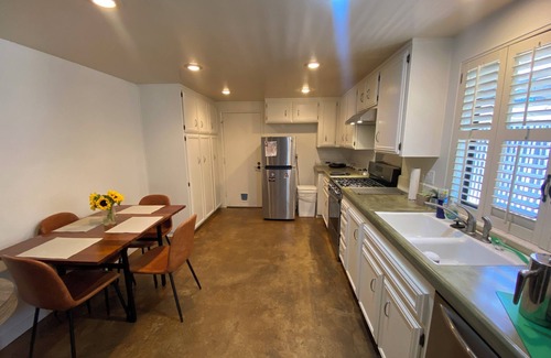 Arcadia Condo | SPACIOUS 2-bed 2 bath condo w everything 2 car parking , near Metro ALL welcome