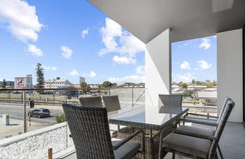 North Fremantle Apartment | Spacious 2-Bed Apartment with Rooftop Views
