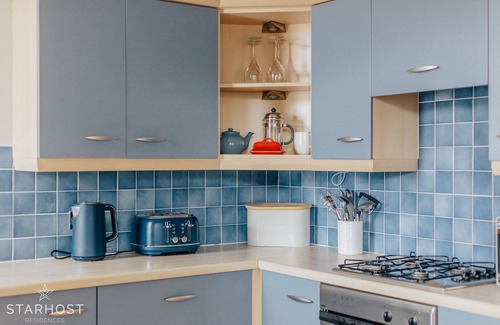 Westbourne Apartment | Spacious 2 Bed Apt in Westbourne with Beach Hut Access