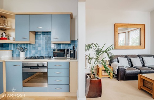 Westbourne Apartment | Spacious 2 Bed Apt in Westbourne with Beach Hut Access