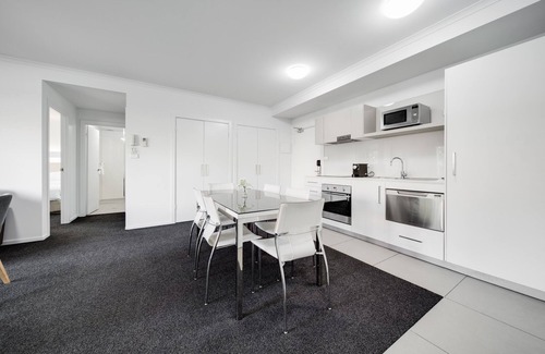 Greenway Apartment | Spacious 2-Bed Conveniently by Lake Tuggeranong